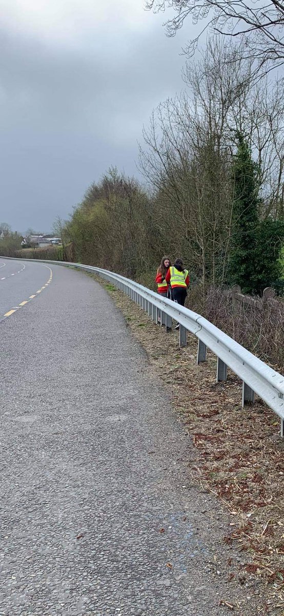 KC_GAA's tweet photo. The byrnes out getting the job done! #KeepCarlowClean #KC🔴⚫️ https://t.co/pg64AHKqWv