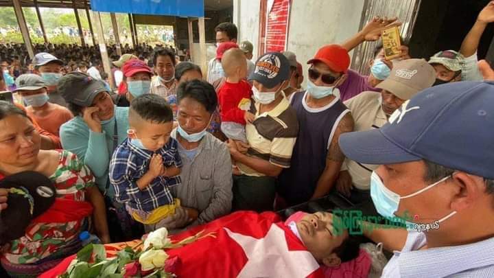 The Last kiss daddy 💔.

#WhatsHappeninglnMyanmar
