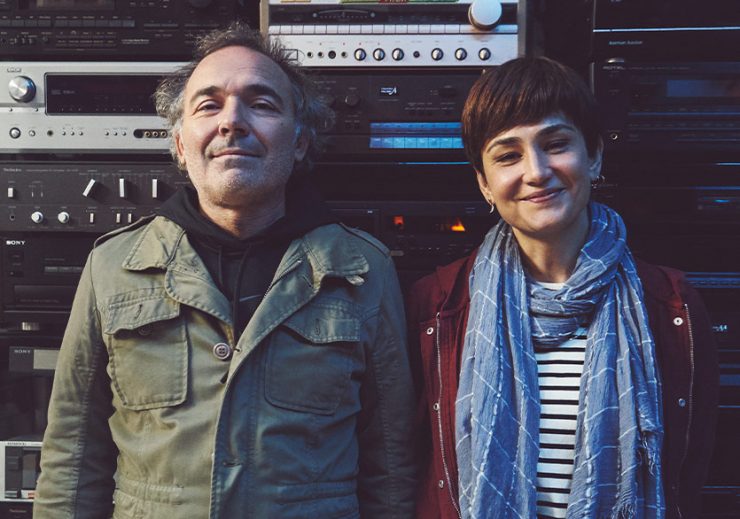 +Ben başkalarının yanında kendim olmamaya çalışan birisiyim.

-Sizi yargılamalarından korkuyorsunuz, değil mi?

+Evet, onlara istediği şeyi vermek lazım. O da ne? Yalan.

10 Bin Adım (Devin Özgün Çınar, 2020)