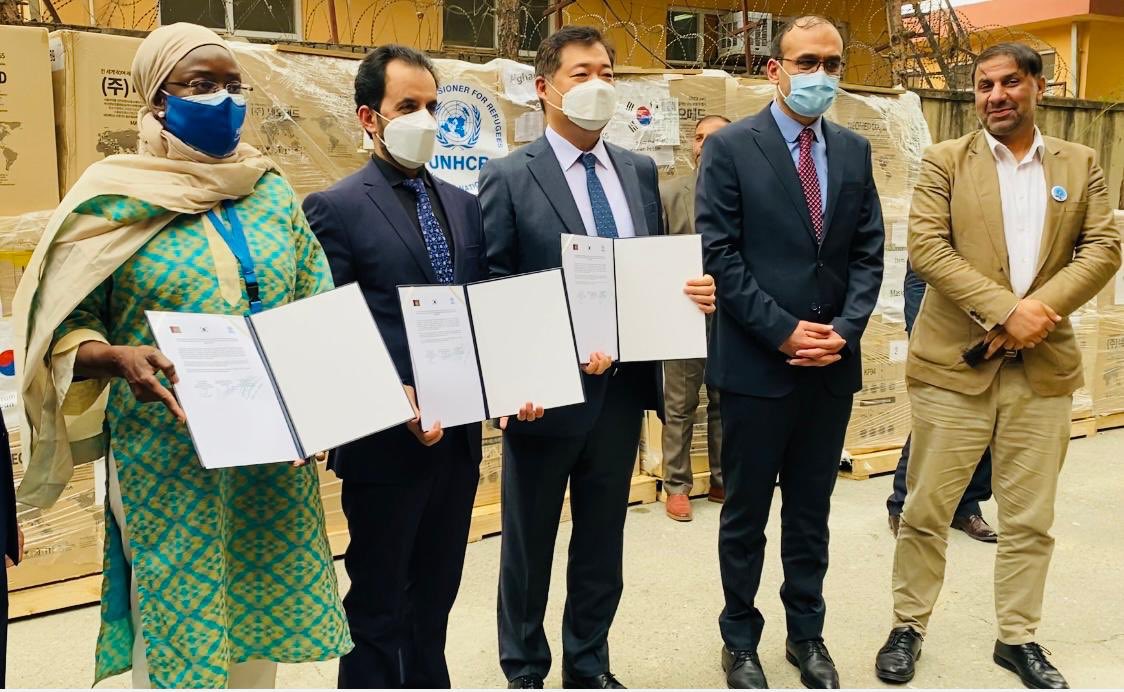UNHCRAfg's tweet photo. @UNHCRAfg Thanks to 🇰🇷 for the generous donation of 150,000 #KF94Masks to @MoPHAfg – that will be distributed to #HealthcareWorkers, and #Returnees #IDPs – and to support #GoIRA #COVID19 #preparedness #response efforts. #Afghanistan
https://t.co/1x2HiBgfK3 https://t.co/5swygRtHXw