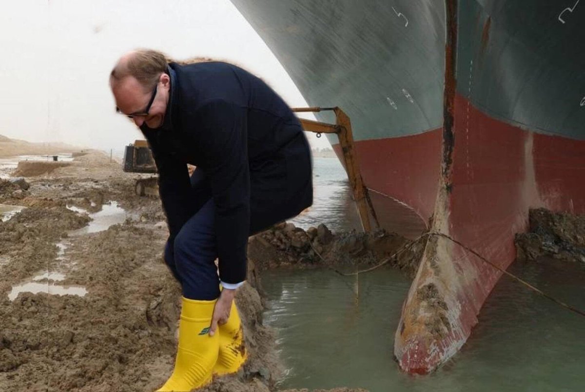 ElenaJuniorke's tweet photo. Ondertussen in het Suez-kanaal😂😂😂😂🤣🤣🤣 https://t.co/UUHVjlpop6
