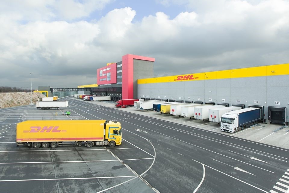 aflomagazine's tweet photo. Deutsche Post DHL: record results thanks to express and air.
#World @DeutschePostDHL @DHLexpress #twoengines #growth #seavolume #airexpress #ecommerce #668billioninrevenues #seatransport #logistics #supplychain 
https://t.co/VorTuOKNDG https://t.co/o58cccBhOL