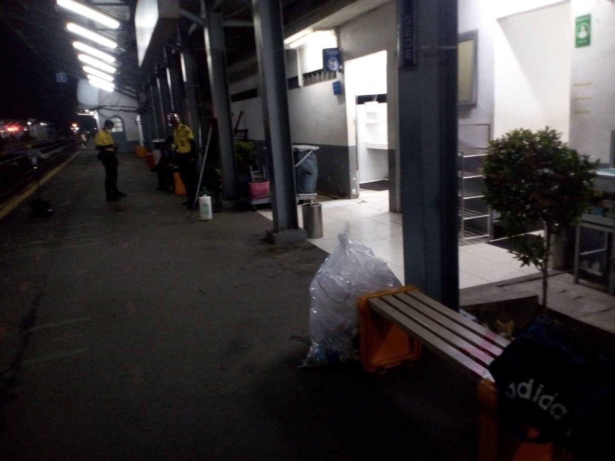 Derryl_RS's tweet photo. @CommuterLine @KemenBUMN Sampah bs di smpan disisi bangku tgg penpg utk diangkut dgn KRL &amp; pnpg hrs geser dr situ👍 https://t.co/XaXvF1c2OD