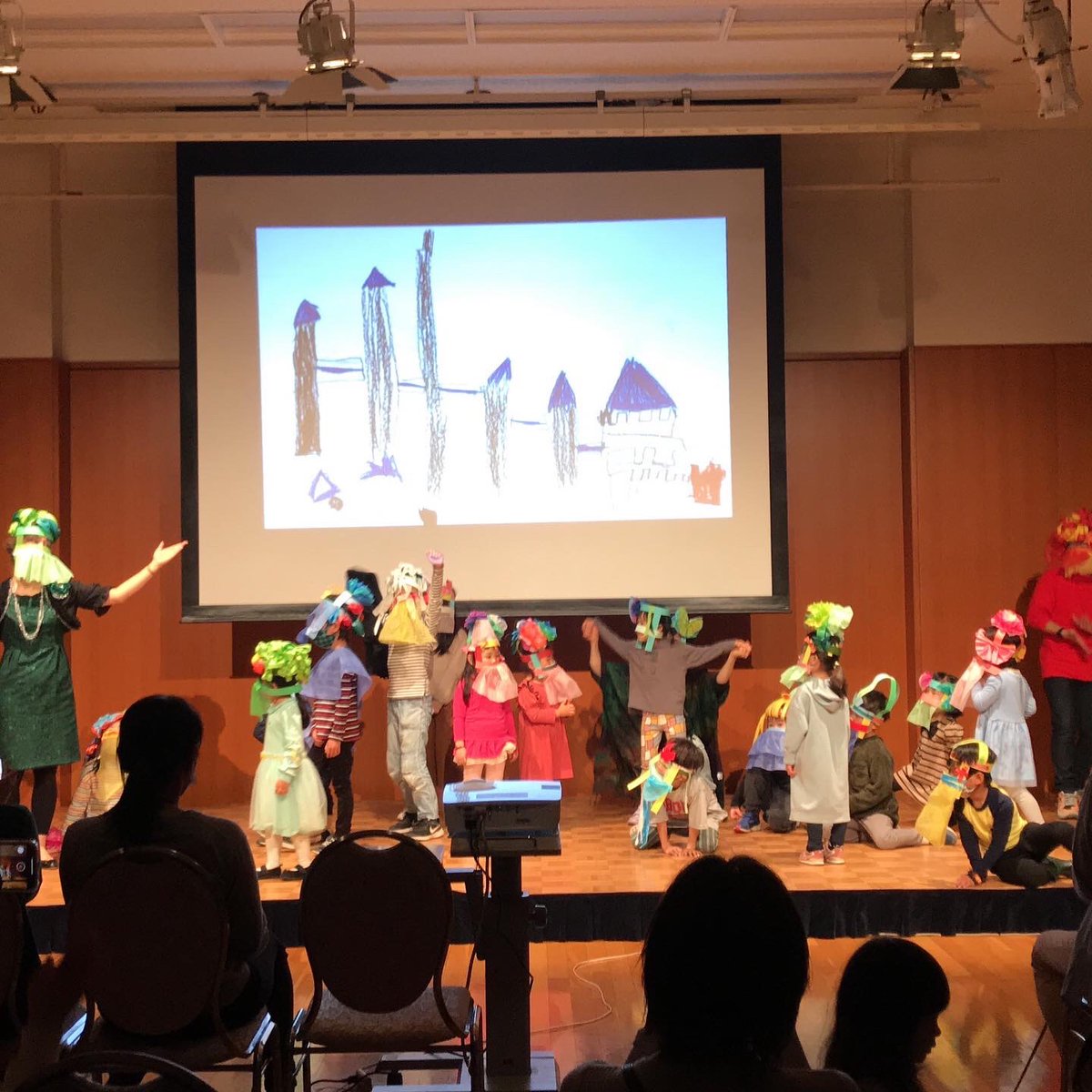 今日は大森アートフェスタの4回の音楽劇作りワークショップ最終日で本番。ご参加の皆さんや保護者の皆様、スタッフの皆様、素敵な舞台をありがとうございました！お疲れ様！楽しかったですね！コロナ対応で歌やセリフ、吹奏楽器を無しにしたり、マスクしたままの本番だけど、しっかり楽しみました♪