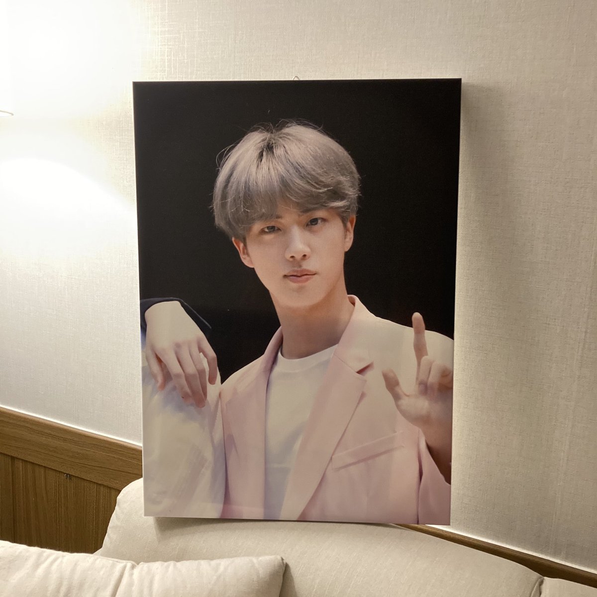 myuniverseJIN's tweet photo. 핑크 석지니 액자를 나눔합니다,,,

이사갈 집에 진짜 딱 하나만 챙겨가려구 진짜진짜 마지막으루 하는 나눔이에요 ! (제발🥺) 

A2사이즈이구요 , 혹시나 필요하신분들 중 택배비 부담 가능하신분이 계시다면 알티 남겨주세요 ! 

추첨해서 보내드리도록 하겠습니다 💘 https://t.co/OAs1BRsYYI
