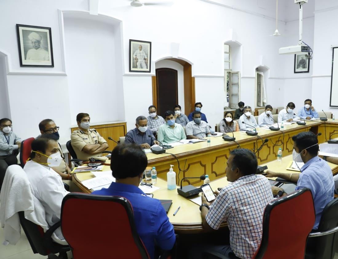 नागपूर शहर व ग्रामीण भागात कोरोनाचा वाढता प्रादुर्भाव लक्षात घेता, विभागीय आयुक्त कार्यालयात आज तातडीची आढावा बैठक घेतली. कोरोना रोखण्याबाबतच्या उपाययोजनांवर चर्चा झाली. संबंधितांना योग्य कारवाईचे निर्देश दिले. बैठकीला वरिष्ठ प्रशासकीय अधिकाऱ्यांसह पोलीस अधिकारी उपस्थित होते.