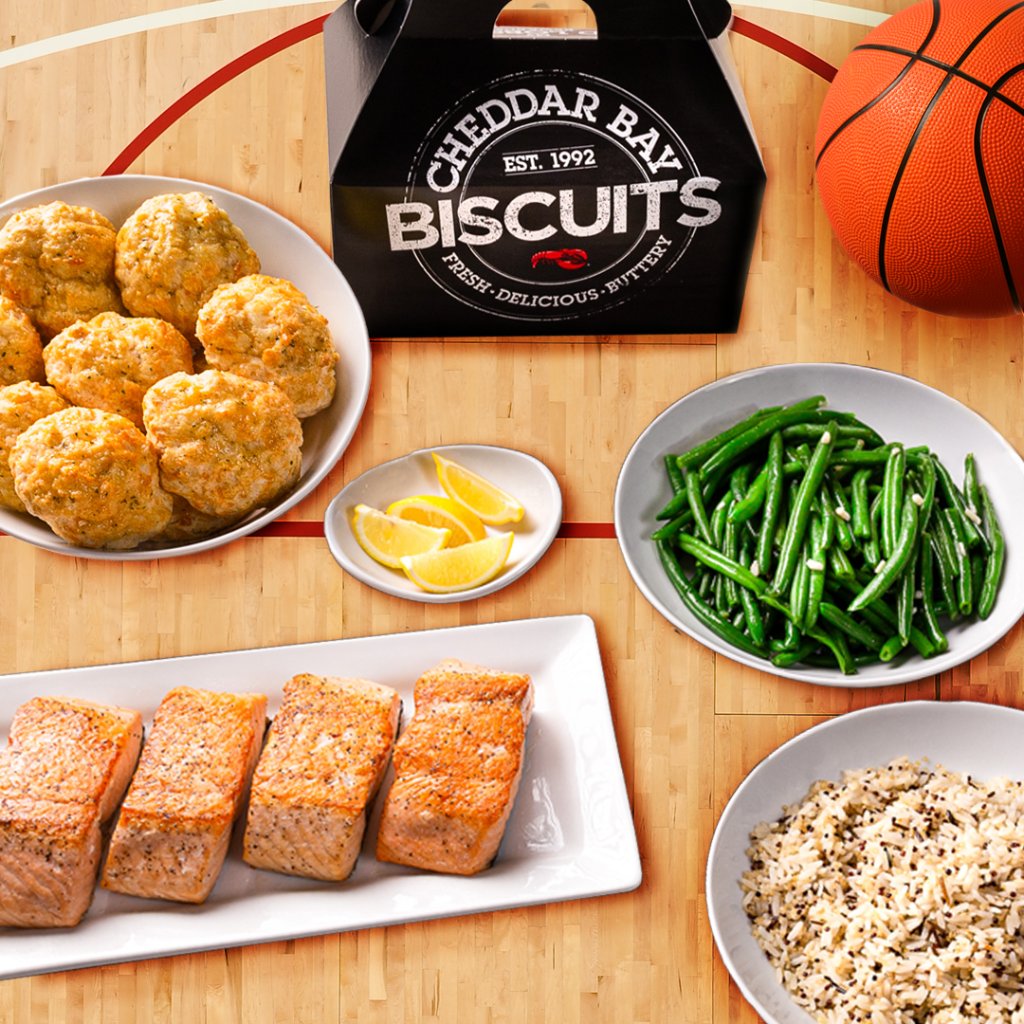 redlobster's tweet photo. Grab your brackets and the best seat on the couch, cause weβre doing the cooking on game day! Pick up our Salmon Family Meal Deal with #RedLobsterToGo #TouchlessCurbside #TouchlessDelivery https://t.co/pAxgUpgUW2