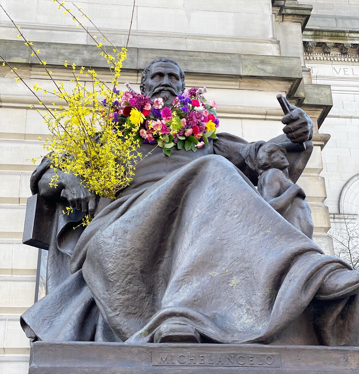 cmoa's tweet photo. If you visit the museum today, be sure to check out the work of local florist Anne Dickson, owner of  Fox and the Fleur; her lovely floral arrangements are featured on the statues of Galileo, Michelangelo, Bach, and Shakespeare outside of Carnegie Music Hall! https://t.co/ekHDpoXYHn