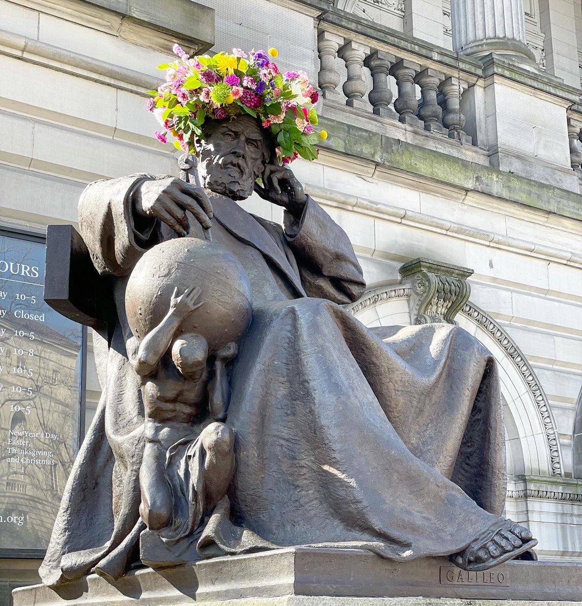 cmoa's tweet photo. If you visit the museum today, be sure to check out the work of local florist Anne Dickson, owner of  Fox and the Fleur; her lovely floral arrangements are featured on the statues of Galileo, Michelangelo, Bach, and Shakespeare outside of Carnegie Music Hall! https://t.co/ekHDpoXYHn