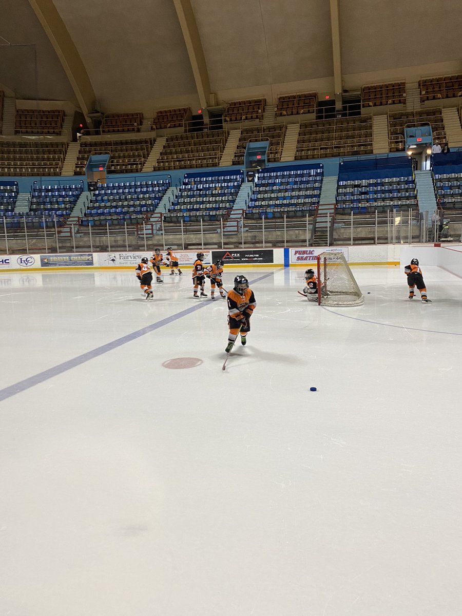 scottsigmanesq's tweet photo. Team Philadelphia @TPYHC at the Hershey Park Arena @Hersheypark @Hersheys @TheHersheyBears #teamPHL #teamphiladelphia 🏒 🥅 🚨 https://t.co/9OcJx1PAQo