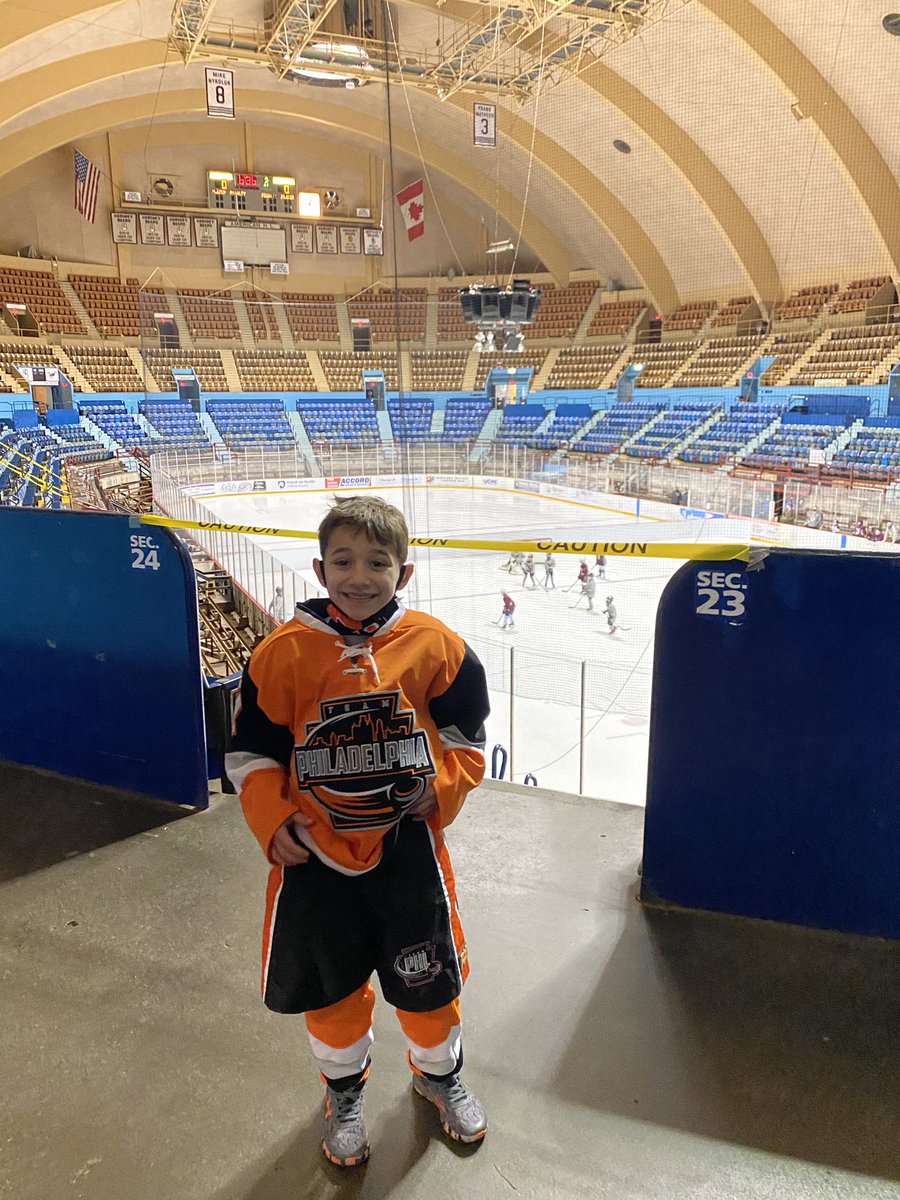 scottsigmanesq's tweet photo. Team Philadelphia @TPYHC at the Hershey Park Arena @Hersheypark @Hersheys @TheHersheyBears #teamPHL #teamphiladelphia 🏒 🥅 🚨 https://t.co/9OcJx1PAQo