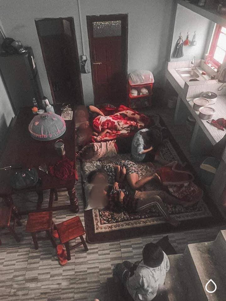 YungVictor7's tweet photo. How families in Myanmar have to stay in their own house. We live in fear day and night. We are not safe even in our own houses. Where is human rights? Where is safety?
JUNTA MASSACRE
#Mar28Coup
#WhatsHappeningInMyanmar https://t.co/WHxWspA1q8
