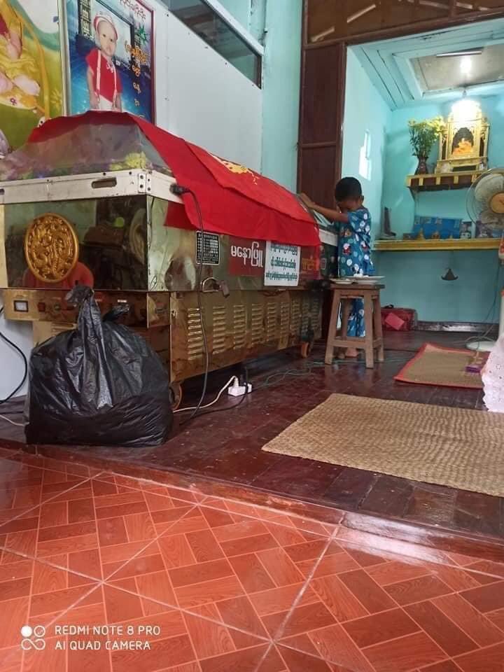 The son of our fallen hero,Ko Wai Lin Oo, looking at the body of his father in disbelief as he mourns for the loss. My heart breaks to see this. 
#WhatsHappeningInMyanmar 
#Mar28Coup