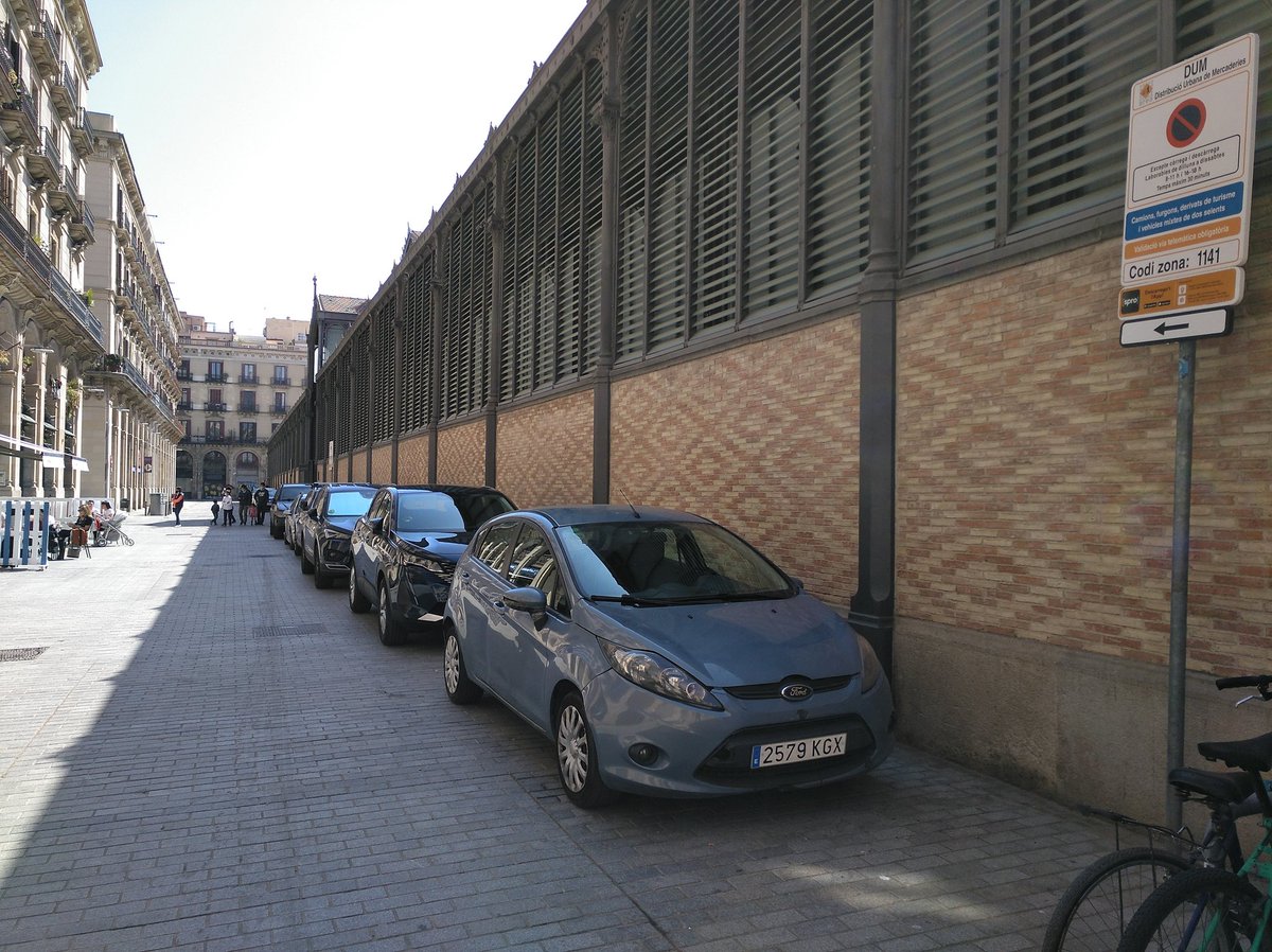 phoenix05491673's tweet photo. Cachondeo!? O no recordo el significat d'aquesta senyal!? Si és lo primer, @GUBBarcelona pasen y vean. La foto és del c Comercial, al costat del Born. https://t.co/AphN8Hu0ZS