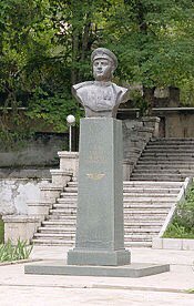 naghdalyan's tweet photo. Today marks birthday of two-time Hero of #SovietUnion, ace pilot and “fear of #fascists” Nelson Stepanyan, who was born in the heart of #Artsakh (#NagornoKarabakh) - #Shushi.
After #Azerbaijan’i occupation of the city, the statue of the Hero was destroyed by the occupants https://t.co/pDsoWe8VpE