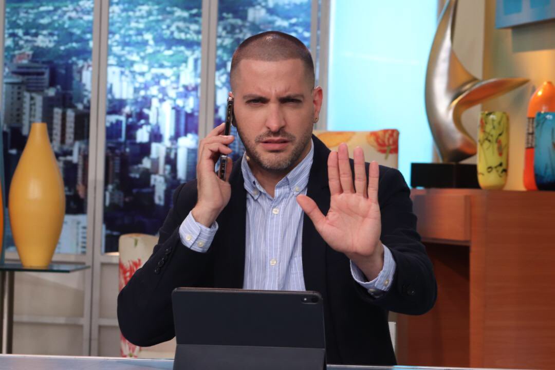 portadas_vv's tweet image. ¡Así solíamos verte! Sonriéndole a la vida, a tus compañeros, a tus seguidores, disfrutando cada segundo de trabajar en nuestro canal, rompiendo el hielo en cada pauta, demostrando lo que hay en tu alma ✨ y transmitiéndolo a cada ser afortunado de compartir contigo 🖤