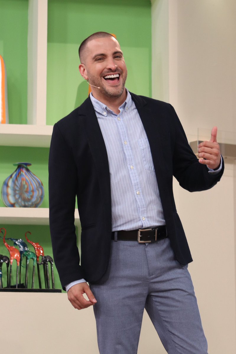 portadas_vv's tweet image. ¡Así solíamos verte! Sonriéndole a la vida, a tus compañeros, a tus seguidores, disfrutando cada segundo de trabajar en nuestro canal, rompiendo el hielo en cada pauta, demostrando lo que hay en tu alma ✨ y transmitiéndolo a cada ser afortunado de compartir contigo 🖤