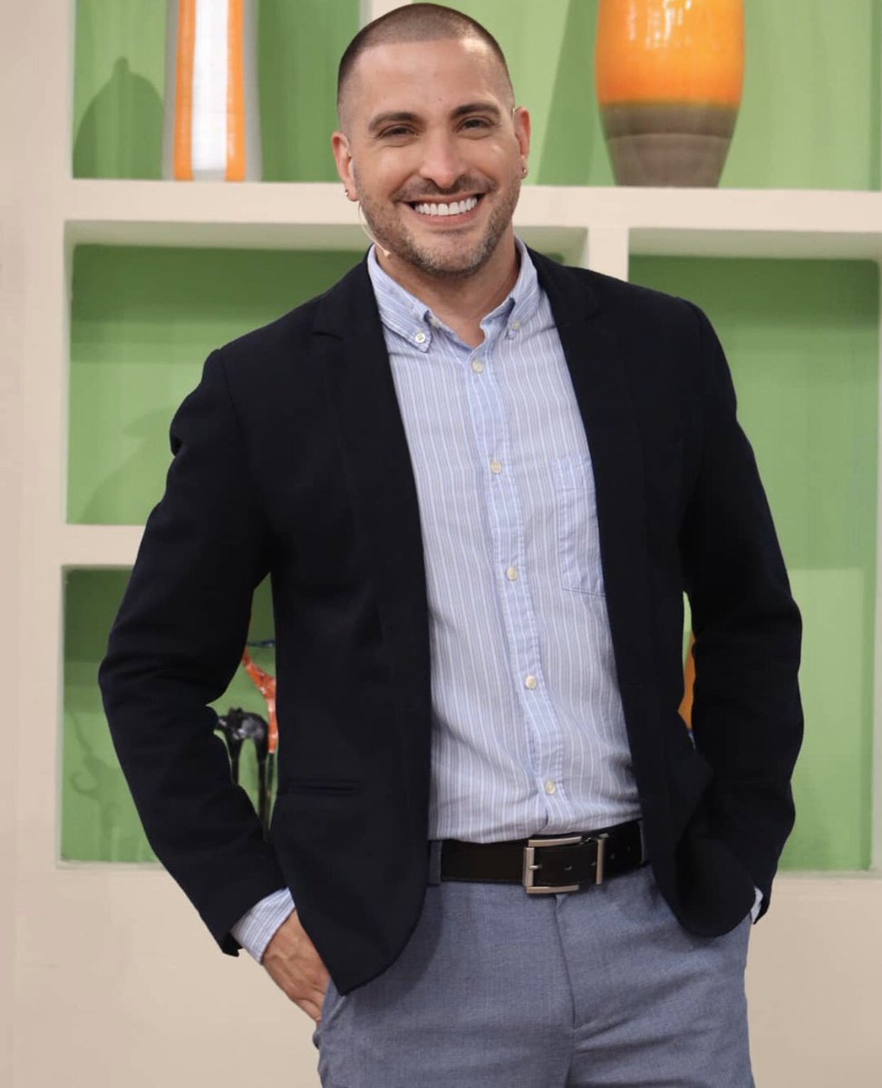 portadas_vv's tweet image. ¡Así solíamos verte! Sonriéndole a la vida, a tus compañeros, a tus seguidores, disfrutando cada segundo de trabajar en nuestro canal, rompiendo el hielo en cada pauta, demostrando lo que hay en tu alma ✨ y transmitiéndolo a cada ser afortunado de compartir contigo 🖤