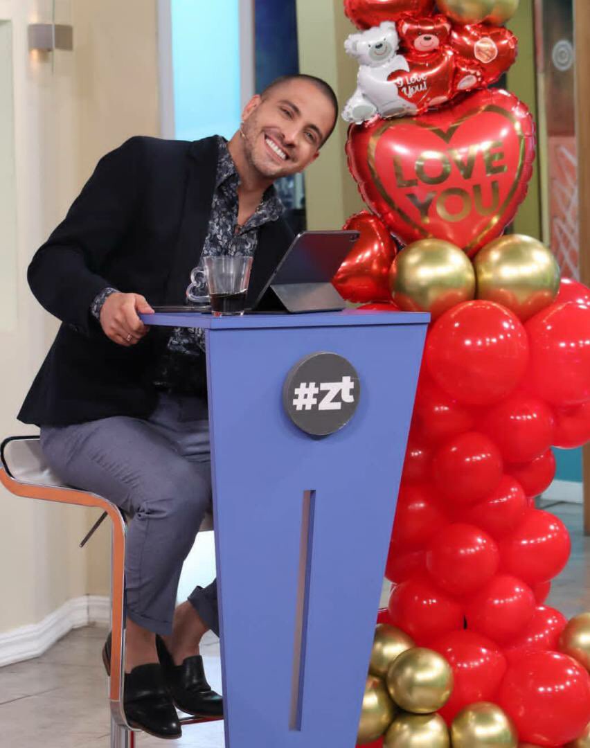 portadas_vv's tweet image. ¡Así solíamos verte! Sonriéndole a la vida, a tus compañeros, a tus seguidores, disfrutando cada segundo de trabajar en nuestro canal, rompiendo el hielo en cada pauta, demostrando lo que hay en tu alma ✨ y transmitiéndolo a cada ser afortunado de compartir contigo 🖤