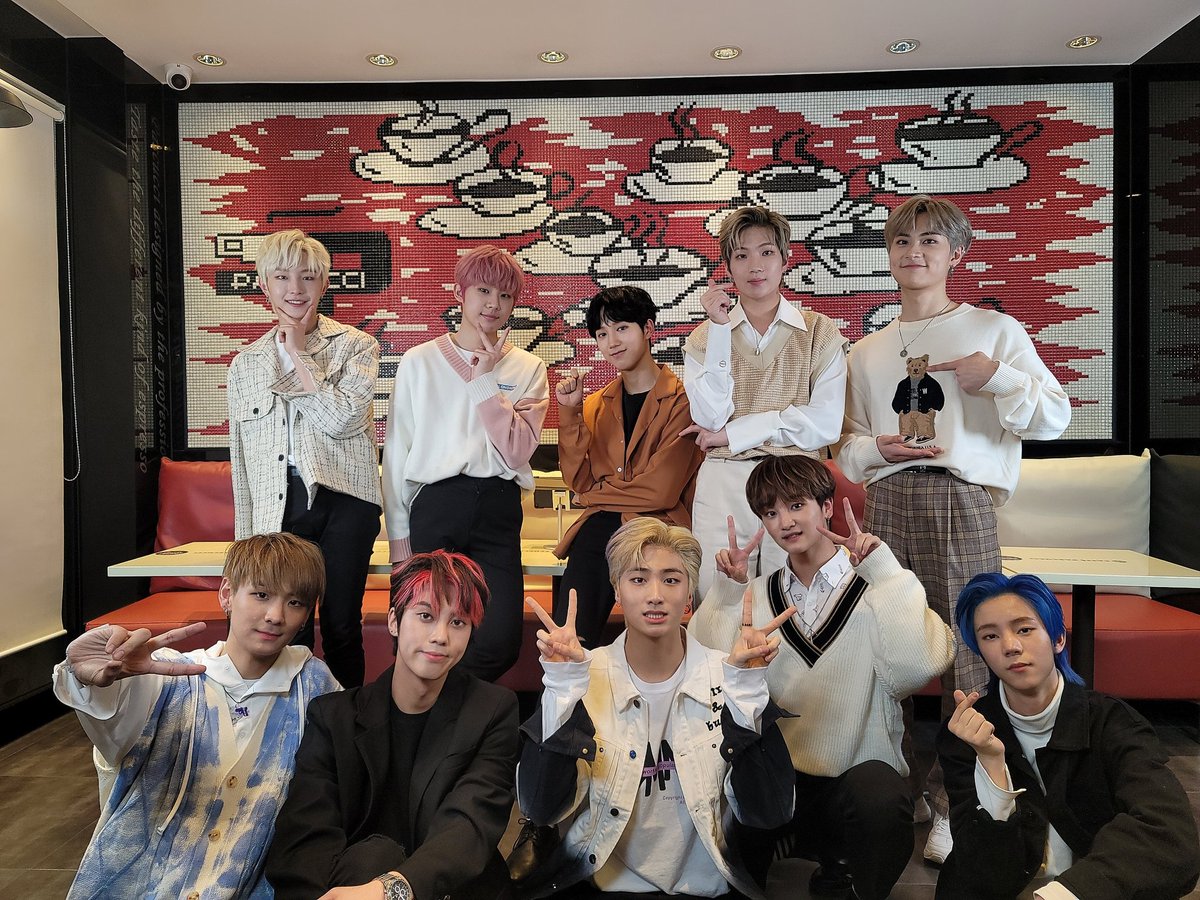 NTX_OFFICIAL_'s tweet photo. [📸] NTX Special V LIVE

오랜만에 봐서 너무 좋았어요!! 드됴 데뷔 2일전입니다ㅠㅠㅠ😭
오래 기다려주신만큼 멋진 무대 보여드릴게요!! 진짜 기대하셔도 좋을겁니다 그럼 같이 자정까지 기다료용!!!❤❤
사실 무슨 사진이 올라오는지 엔티플이랑 같이 알게 될 것 같아욬ㅋㅋㅋ힣ㅎ 기대!! #NTX https://t.co/znVs3foiiO