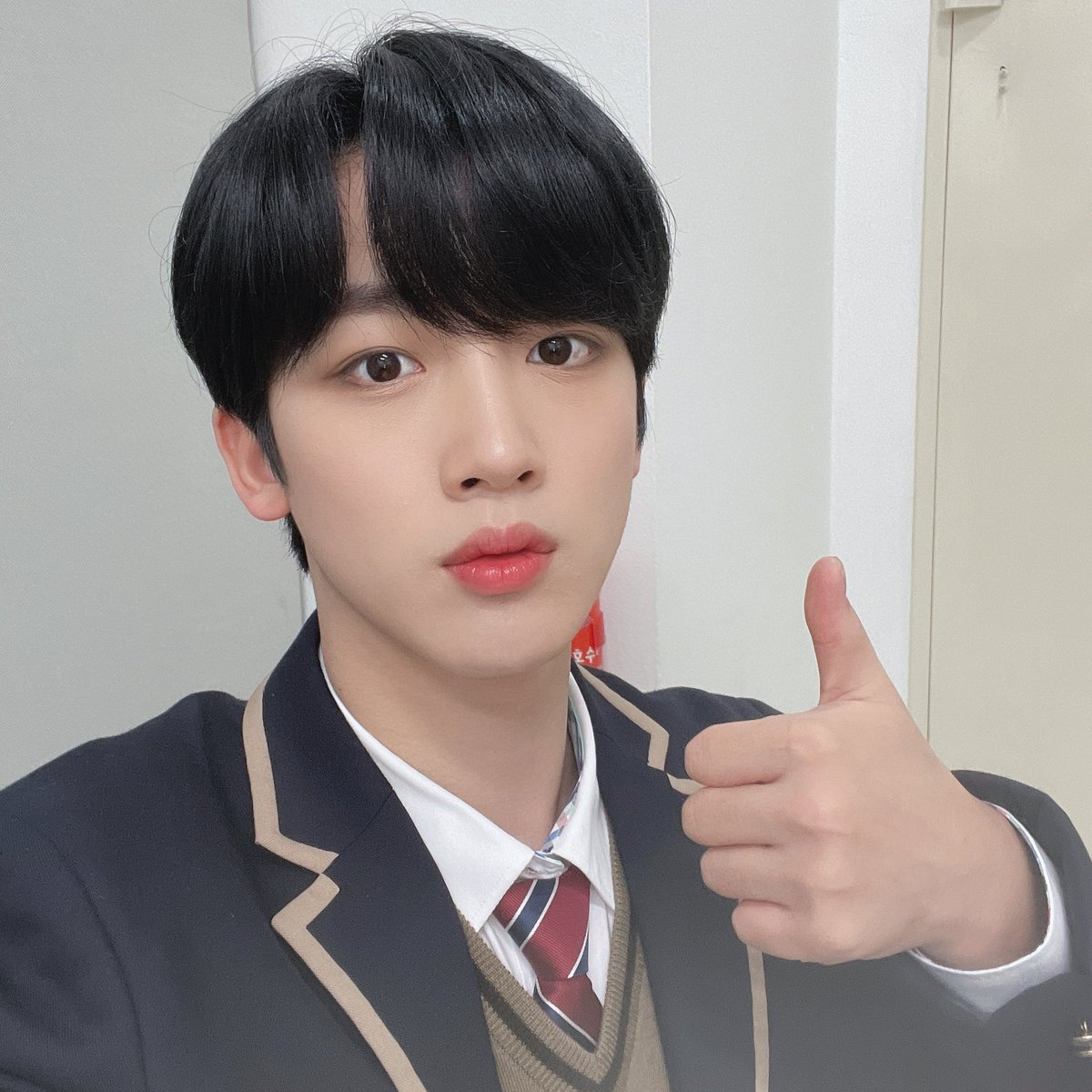 WEi__Official's tweet photo. 월요일을🏫💛

#위아이 #WEi #김요한 #KIMYOHAN https://t.co/EGYwUT7tJ4