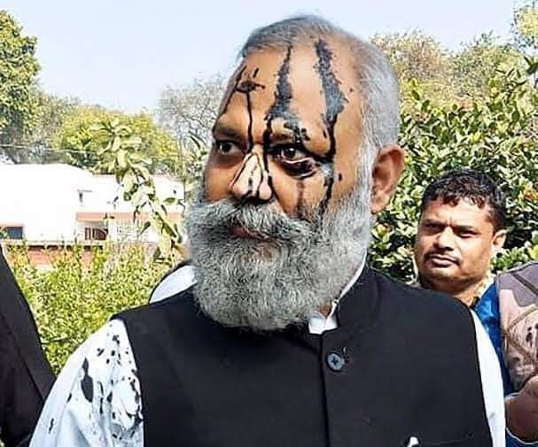 Charu_on_X_x's tweet photo. आप लोगो से निवेदन हैं कृपया होली खेलते समय कुत्तों पर रंग ना डाले!!😂😂 https://t.co/3zmcNuEj3e