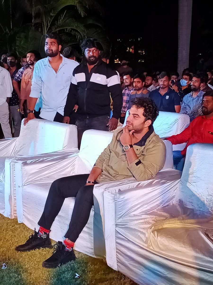 Vishwaksen_Team's tweet photo. Here is our mass Ka das @VishwakSenActor 💥💥

#Paagal #PaagalMovie 
#PaagalOnMay1st 
#Vishwaksen #VS5 https://t.co/RLPeFnotpN