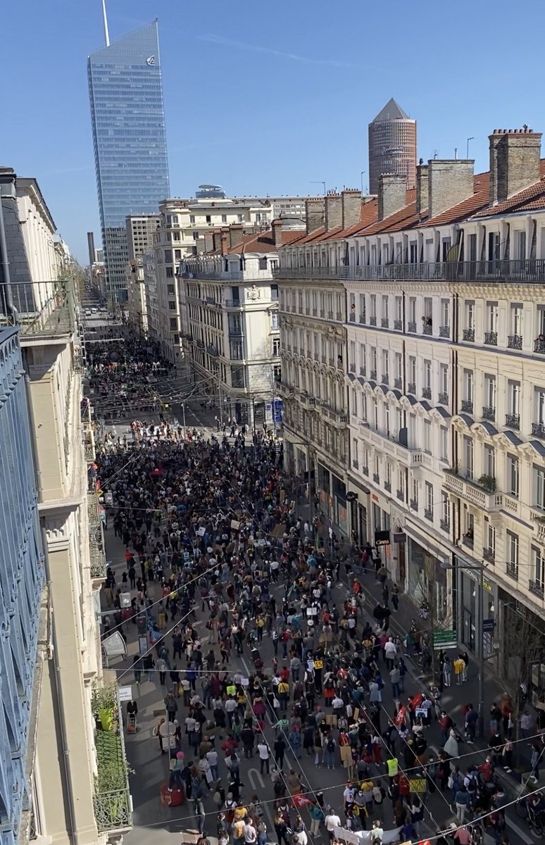 Lyon ville confinée mais le préfet autorise le maire, les élus verts et l’extrême gauche à manifester.