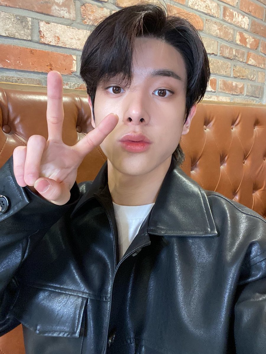 jakesfleur's tweet photo. jake's black hair is THE moment. https://t.co/9TGaAaIX8w