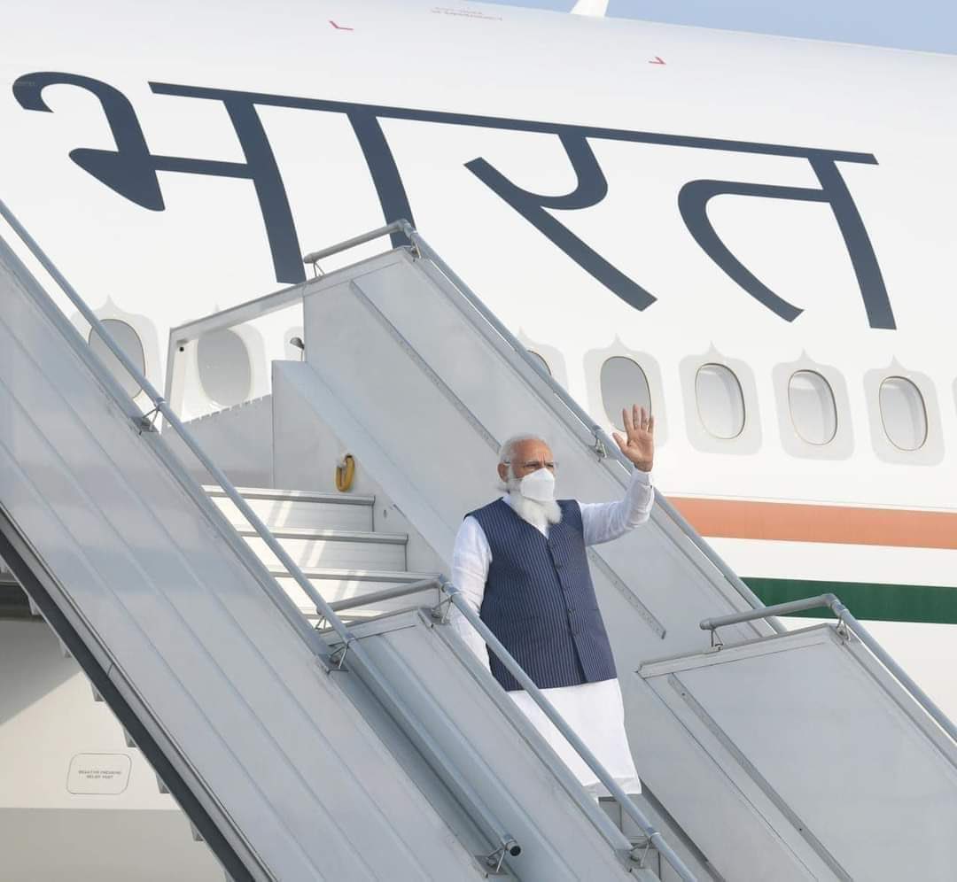 kaushalvaghadia's tweet photo. ये जो प्रधान सेवक के पीछे India की जगह भारत लिखा है ना, ये बहुत कुछ कहता है 
🇮🇳🇮🇳
#EbarBJP https://t.co/VhOr17q0jU