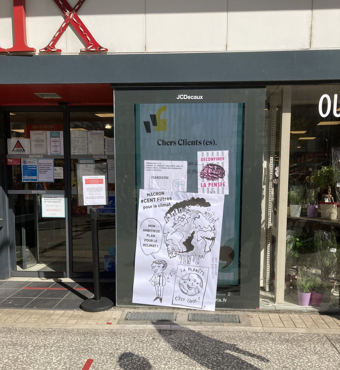 MHLafage's tweet photo. Oh un écran publicitaire dans la vitrine Monoprix qui ne pourra pas être interdit avec la #LoiClimat même s’il est en plein sur l’espace public. Mais les élus locaux pourront quand même choisir la taille, hein.
#Mesurettes #StopPubVideo #Absurdité https://t.co/Vzyf5Wug9x