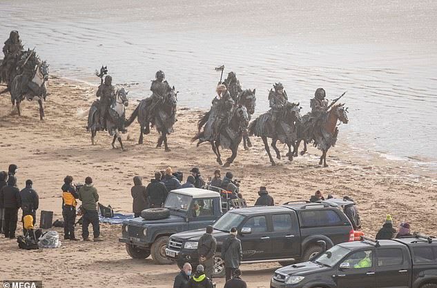 Exkp8DqXMAAVu_N?format=jpg&name=small