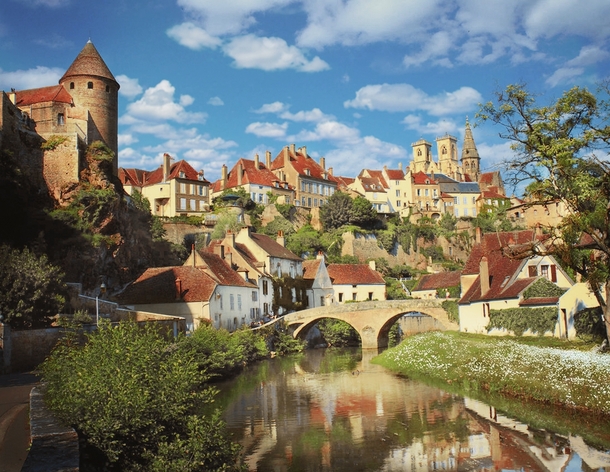 Flanerie_art's tweet photo. Semur-en-Auxois est une ville médiévale née avant le VIIe siècle.
Son nom vient d'une variante latine de «vieux murs». Aujourd'hui, il est dominé par des tours construites au 14ème siècle et partiellement détruites au 17ème.
Des festivals ont lieu chaque année depuis mai 1638. https://t.co/YcVdMMUdWz