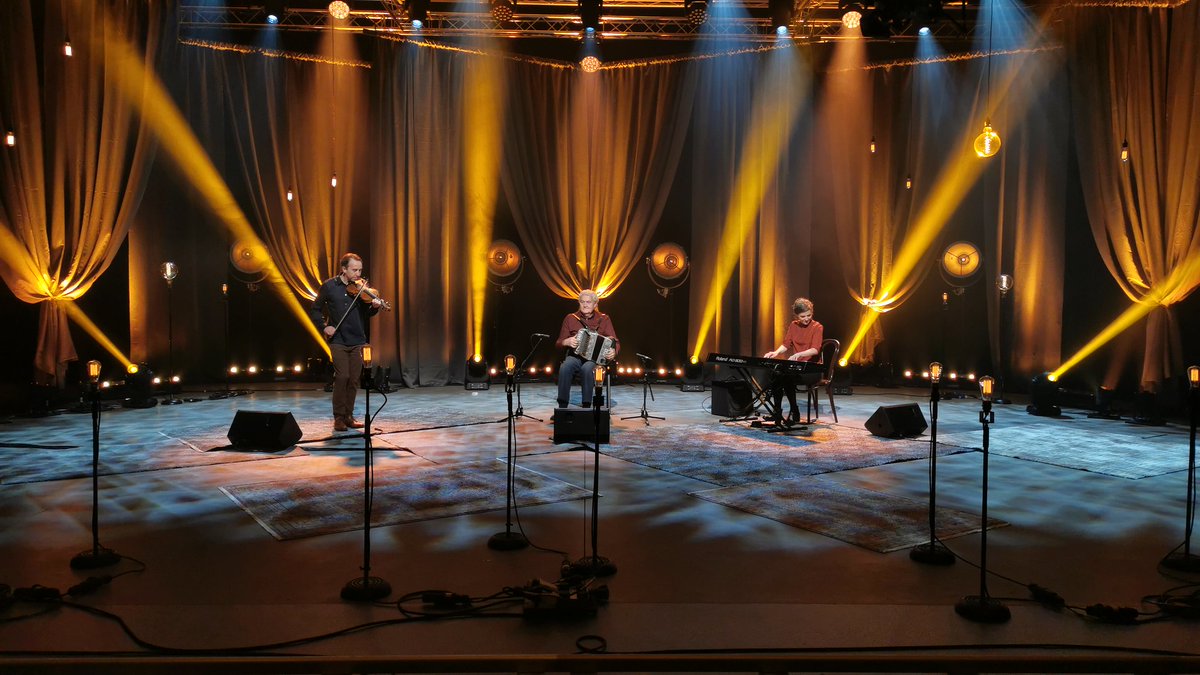 .<a href="/teadamusic/">Téada</a> a bheidh i mbun cainte le <a href="/daithi_ose/">Dáithí Ó Sé.</a> ar Comhluadar Ceoil anocht.