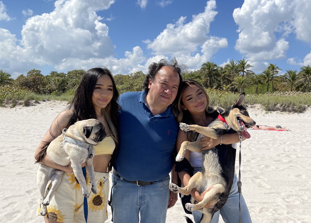 Pochosaurus's tweet photo. Hoy cumple el hombre, que no sólo es al que más amo, sino también el mejor que existe. 🥺🤍 Feliz cumpleaños papáaaaaaa, ser tu hija es la bendición más divina. https://t.co/UuMEVxRNaU