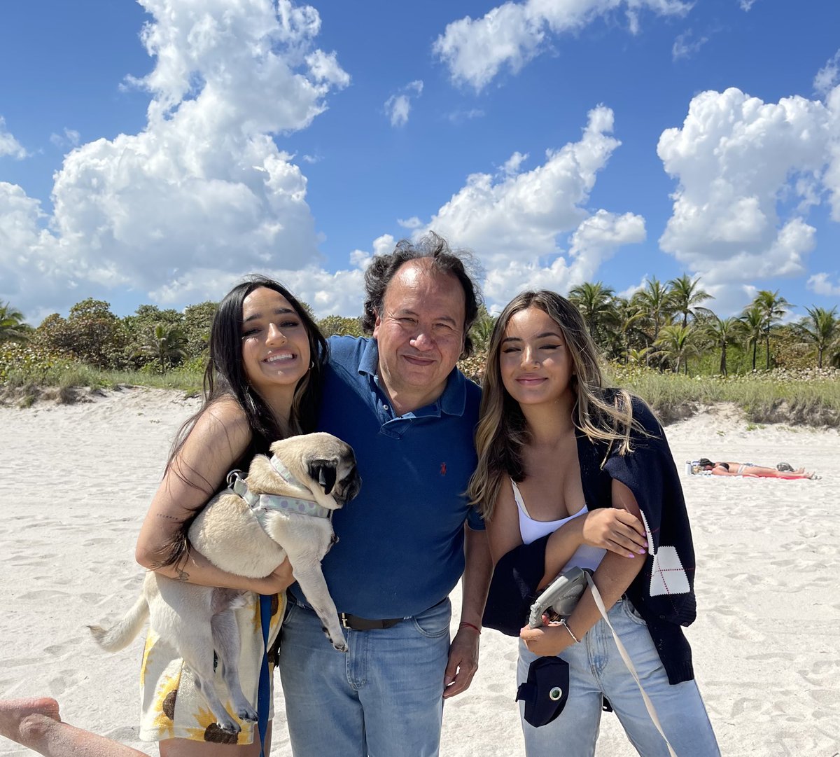Pochosaurus's tweet photo. Hoy cumple el hombre, que no sólo es al que más amo, sino también el mejor que existe. 🥺🤍 Feliz cumpleaños papáaaaaaa, ser tu hija es la bendición más divina. https://t.co/UuMEVxRNaU