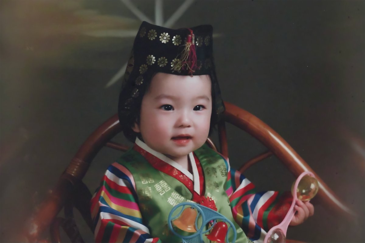 저희 여식 돐사진입니다. 여간 귀엽지요

#HappyIreneDay
#Our329WishesforIrene
#오늘_현탄절_헌법에_나와있대요