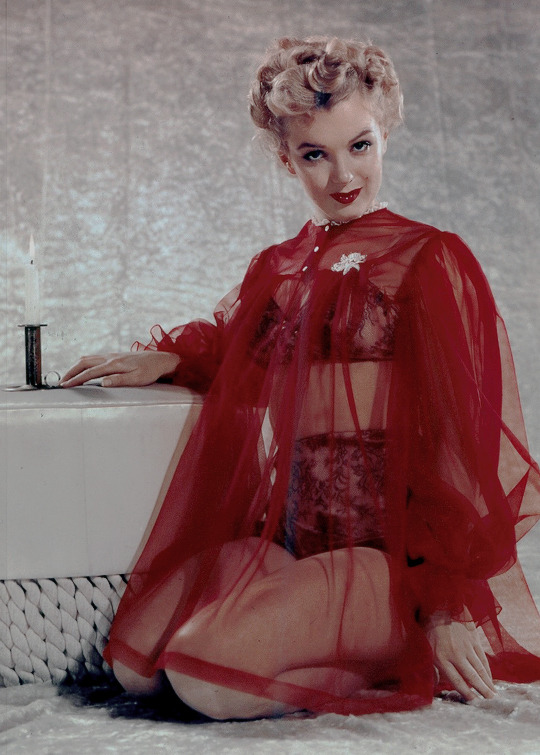 FabioMatteuzzi's tweet photo. #MarilynMonroe photographed by #DavidPreston, 1952 @20CenturyBabes @Bahaa1T @LorelinaBeauty @Deb69022064 @marilyn78419259 @MarilynSpirit @BlondeCandle @Lauralagartija @AnneChameau @TinaMarie_80s @HollywoodYeste1 @TimeMachineHQ @RomanPBone1 @Wahrhaftig @annieinvincible @larwoolf https://t.co/sWkJmXbCT5