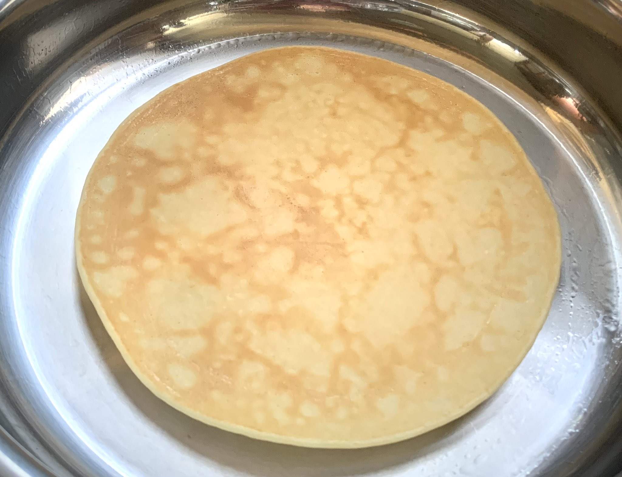 Zapa 厚いホットケーキよりも薄いパンケーキが作りたいと思ってこの前実験した 厚いと中に火が入りにくいし 甘くしないと美味しくないから 薄く作りたい 出来上がったのがこれ まだまだ厚くて 裏返した時に浮き上がってしまって 火が入りにくくなって
