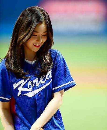 selvy3424's tweet photo. Selamat ulang tahun eonnie cantik, our original visual. Semoga selalu dianugerahi kebahagiaan dan kesehatan ya. Semoga jadi pribadi yang lebih baik ditahun ini. Wish you all the best, love you eonnie 🎂🎁❤️🎉

#Our329WishesforIrene 
#HappyIreneDay 
#오늘_현탄절_헌법에_나와있대요 https://t.co/BvjLS8OCLF