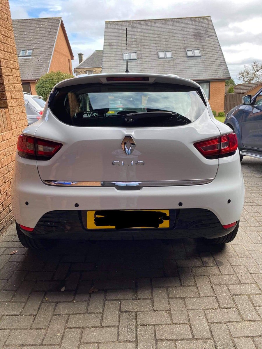 mvalente14x's tweet photo. White Renault Clio FOR SALE. Low mileage = 36,000 (65 plate - released 2016). 5 doors, Manual, petrol. 1.2 engine. Immaculate condition. 6months MOT left. Additional rear parking sensors. Bluetooth, touchscreen, Usb &amp; 12v ports. Message if interested. RETWEETS APPRECIATED. £5500 https://t.co/HgZ3lSK4zm