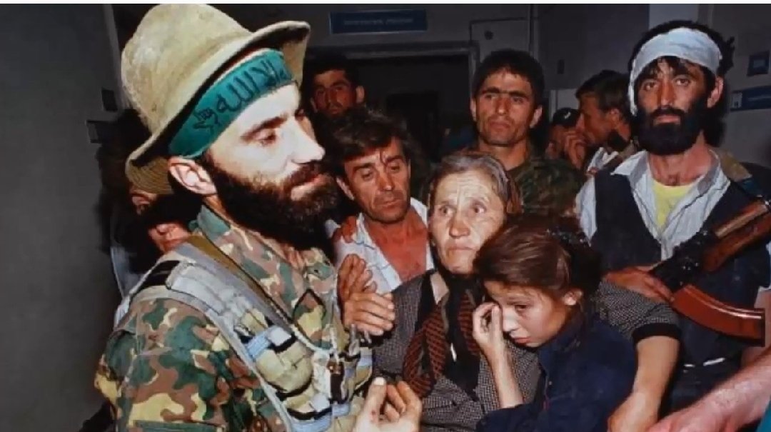 шамиль басаев буденновск 1995. чеченский полевой командир радуев. буденновск 1995 банда шамиля басаева. шамиль басаев буденновск 1995. буденновск 1995 банда шамиля басаева.