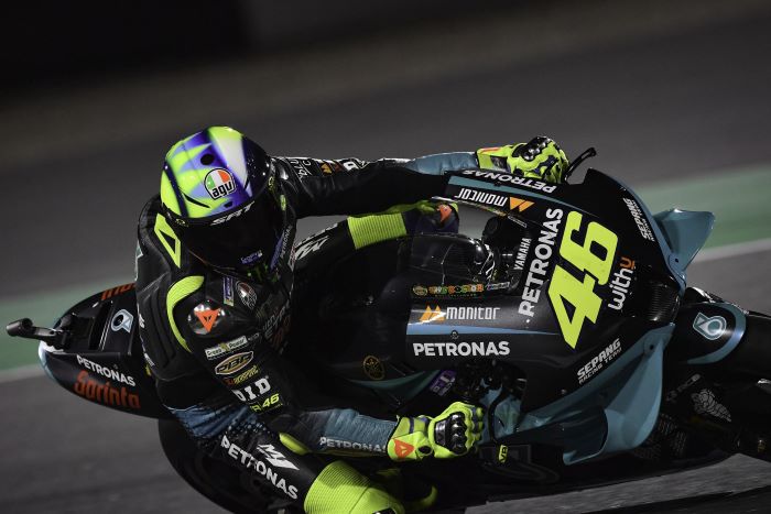 KIAEntertainme1's tweet photo. Live Streaming MotoGP Qatar, Debut Valentino Rossi di Petronas
#thedocs
#qatar
#motogp
Vaperingkat keempat sesi kualifikasi MotoGP Qatar dengan catatan waktu putaran terbaiknya adalah 1 menit 53,114 detik.
Link Live Streaming :https://t.co/WEOl9EZeP5 https://t.co/59UHsTDZjm
