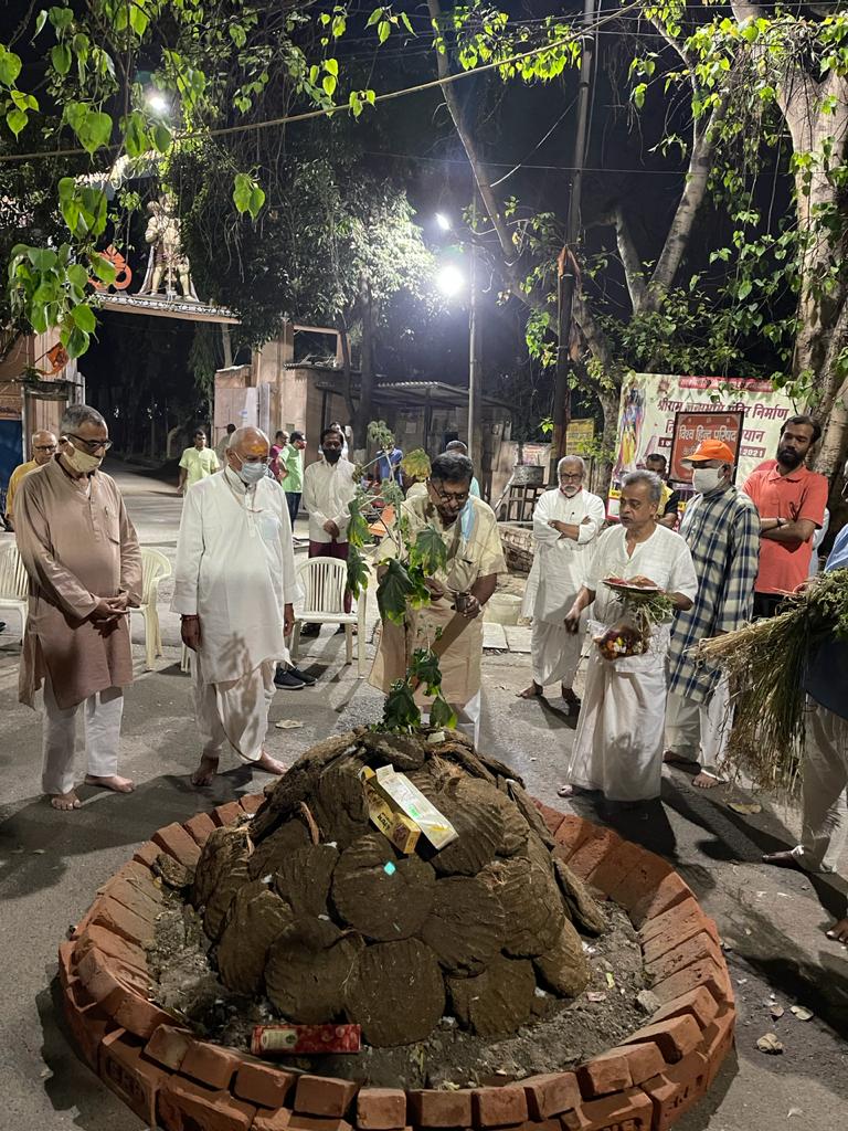 VHPDigital's tweet photo. विश्व हिन्दू परिषद के @MParandeVHP @Koteswaravhp श्री विनायक जी, मा दिनेश जी  द्वारा दिल्ली में किया पूजन व होलिका दहन.. https://t.co/W1DAnohYmL