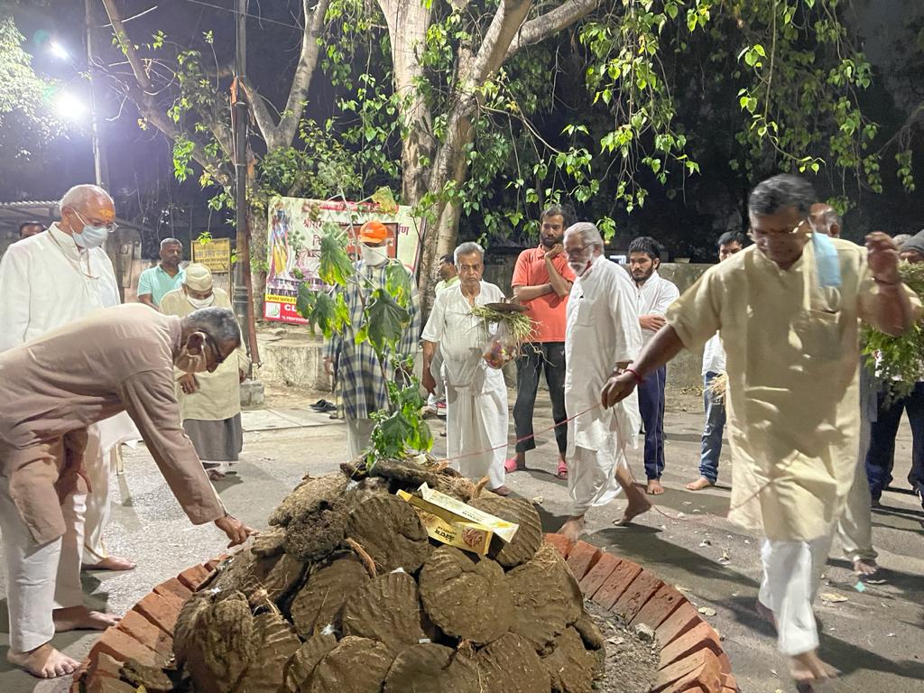 VHPDigital's tweet photo. विश्व हिन्दू परिषद के @MParandeVHP @Koteswaravhp श्री विनायक जी, मा दिनेश जी  द्वारा दिल्ली में किया पूजन व होलिका दहन.. https://t.co/W1DAnohYmL