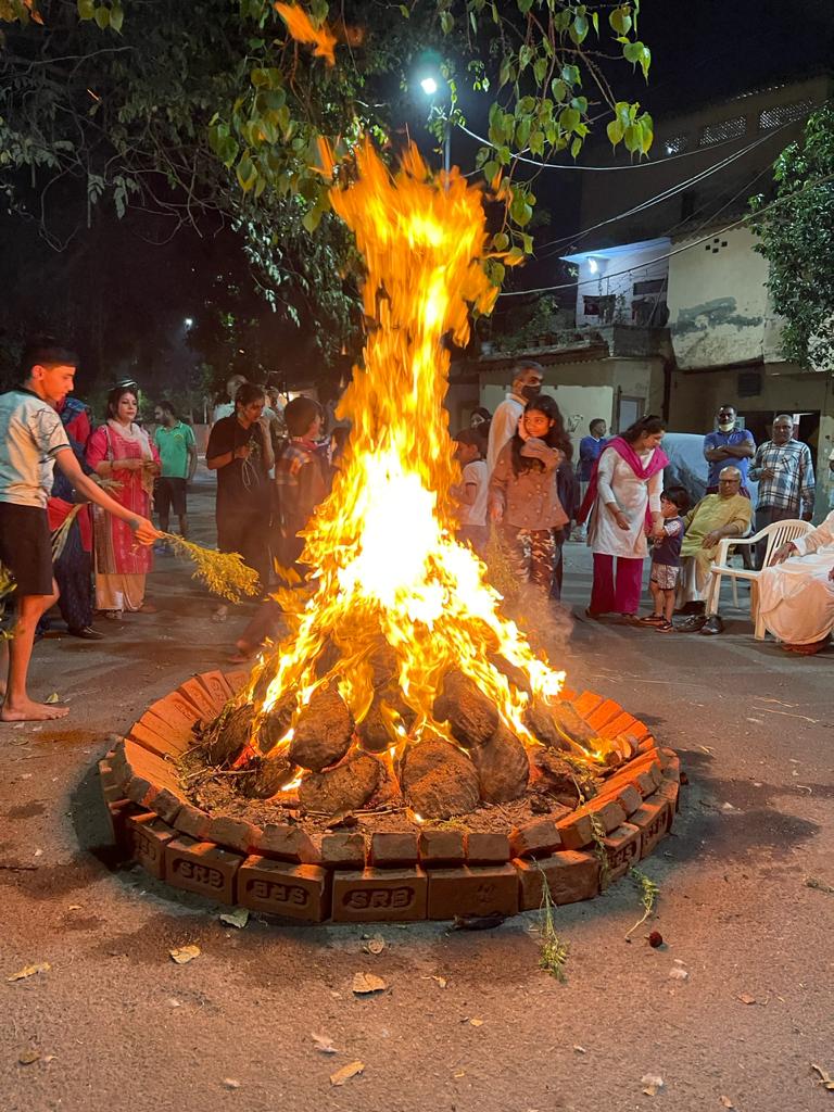 VHPDigital's tweet photo. विश्व हिन्दू परिषद के @MParandeVHP @Koteswaravhp श्री विनायक जी, मा दिनेश जी  द्वारा दिल्ली में किया पूजन व होलिका दहन.. https://t.co/W1DAnohYmL