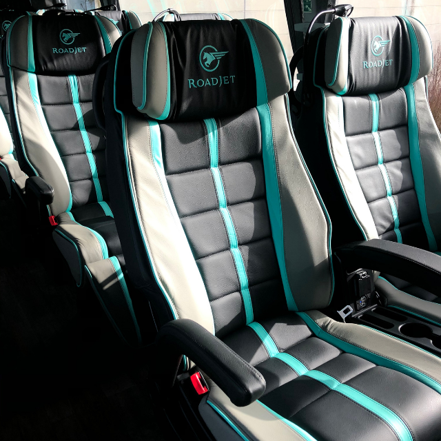 itsroadjet's tweet photo. Die Sonne strahlt heute in unsere RoadJet Busse während wir hier brainstormen, welche neuen Ideen wir für Euch umsetzen. Eins können wir verraten: sobald wir wieder fahren können erwartet Euch Premium auf einem ganz neuen Level! 🙌💥 
#mobilitystartup #roadjetexperience https://t.co/G2Yh0fetOb