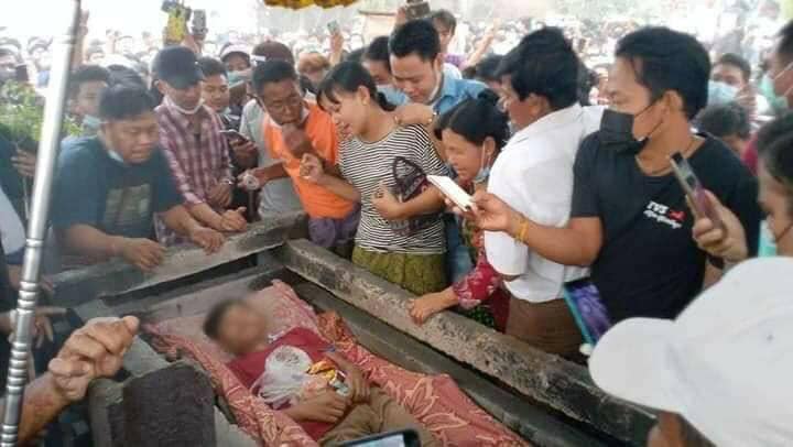 Myanmar_Now_Eng's tweet photo. Many would have seen video of the distraught father hugging and crying after his son Htoo Myat Win, 12, was shot and killed by the coup regime’s gunmen yesterday. His funeral was held today (Mar 28). Neighbours said he was to be novitiated in April. #WhatHappeningInMyanmar https://t.co/UHlaVdtBI2