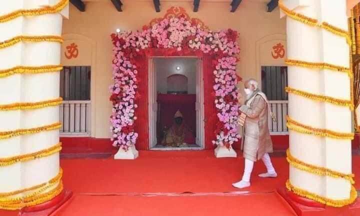 Saied03's tweet image. মন্দিরগুলো আজ ফুল দ্বারা সজ্জিত।
অথচ মসজিদগুলো রক্তে রঞ্জিত!
কেন!? কেন!?? কেন!??
#colect