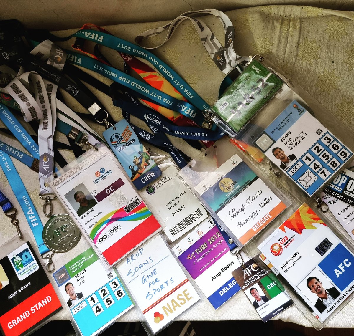 ArupSoans's tweet photo. To trash 🗑 or not?

Share a photo of your dust collecting #sportsbiz #lanyards 🏅

#Sunday #SpringCleaning ⬇️ https://t.co/sFt1JSA41M